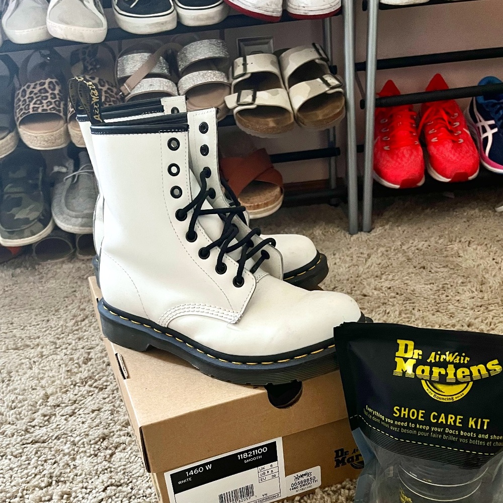 WHITE DOC MARTENS